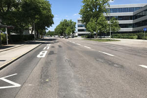 Bild vergrößern: Deutliche Fahrbahnschäden weist die Ettinger Straße auf, im August wird die saniert