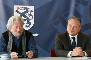 Bild vergrößern: Diplom-Ingenieur Axel Kühn und Oberbürgermeister Dr. Christian Scharpf (rechts)
