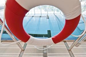 Bild vergrößern: Schwimmbecken mit Rettungsreifen