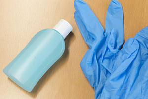 Bild vergrößern: Desinfektionsmittel und -handschuhe