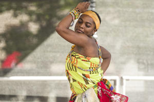 Bild vergrößern: Tänzerin auf dem Afrikafest Ingolstadt
