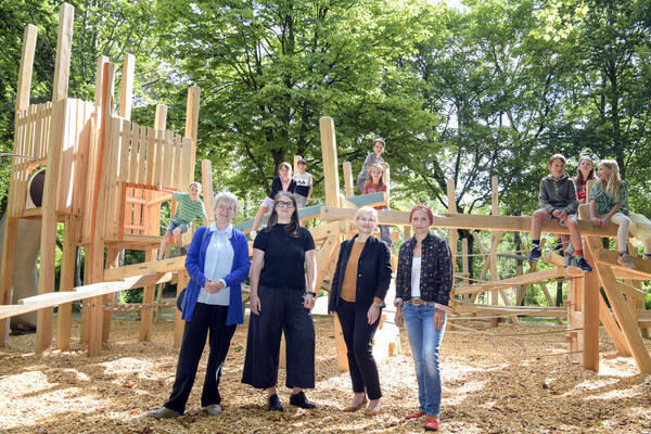 Bild vergrößern: Gemeinsam mit den Kindern der Grundschule Münchener Straße freuten sich (v.l.) Bürgermeisterin Dr. Dorothea Deneke-Stoll, Veronika Pöllmann von der Regierung von Oberbayern, Stadtbaurätin Ulrike Wittmann-Brand sowie Christina Bergsteiner vom Gartenamt.