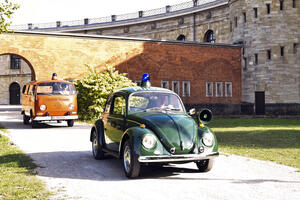 Bild vergrößern: Der Auto-Korso »Fahrzeuge in Uniform« mit historischen Behördenfahrzeugen ist unterwegs.