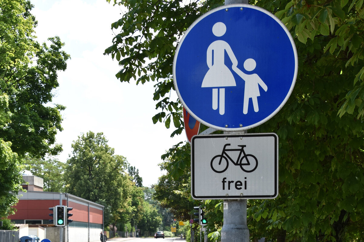 Fußgänger und Fahrrad (GR) frei