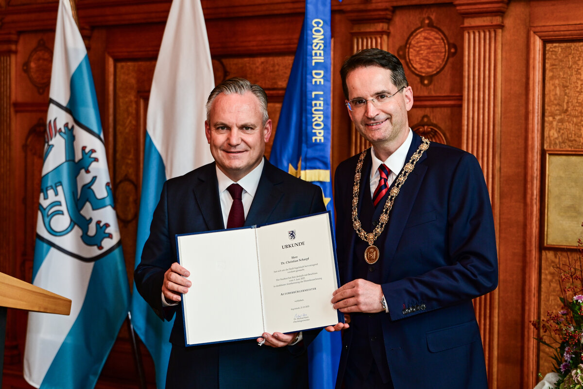 Oberbürgermeister Dr. Michael Kern (r.) übergibt Altoberbürgermeister Dr. Christian Scharpf die Verleihungsurkunde.
