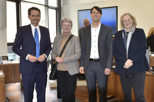 Bild vergrößern: Dem neuen Referenten für Hoch- und Tiefbau, Matthias Franz (2.v.r.), gratulierten Oberbürgermeister Dr. Michael Kern, Bürgermeisterin Dr. Dorothea Deneke-Stoll (2.v.l.) sowie Bürgermeisterin Petra Kleine.