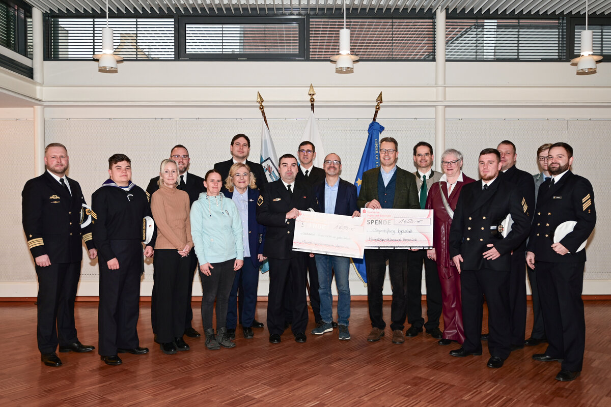 Spenden&uuml;bergabe Marinest&uuml;tzpunktkommando