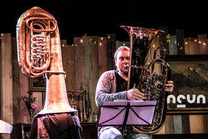 Bild vergrößern: Andreas M. Hofmeir mit Tuba
