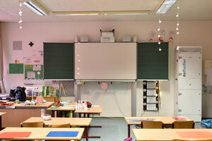 Bild vergrößern: Lüftungsgerät im Klassenzimmer
