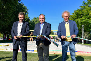 Bild vergrößern: IFG-Geschäftsführer Norbert Forster, OB Christian Scharpf und Kulturreferent Gabriel Engert eröffneten die Donau-Lust