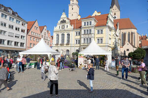 Bild vergrößern: Bio-Regional-Markt auf dem Rathausplatz