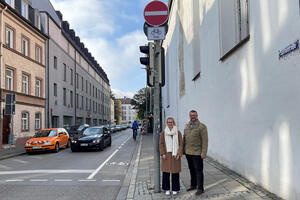 Bild vergrößern: Fahrradbeauftragte Theresa Schneider und Ulrich Schäpe, Leiter des Amtes für Verkehrsmanagement und Geoinformation