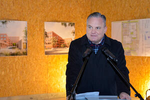Bild vergrößern: Oberbürgermeister Christian Scharpf beim Richtfest für die neue Mittelschule