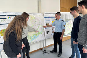 Bild vergrößern: Studierende der Hochschule München und Experten der Berufsfeuerwehr Ingolstadt kooperieren bei einer innovativen Evakuierungsplanung